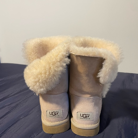 Ugg “Bailey Button II” in Cream - Picture 4 of 5